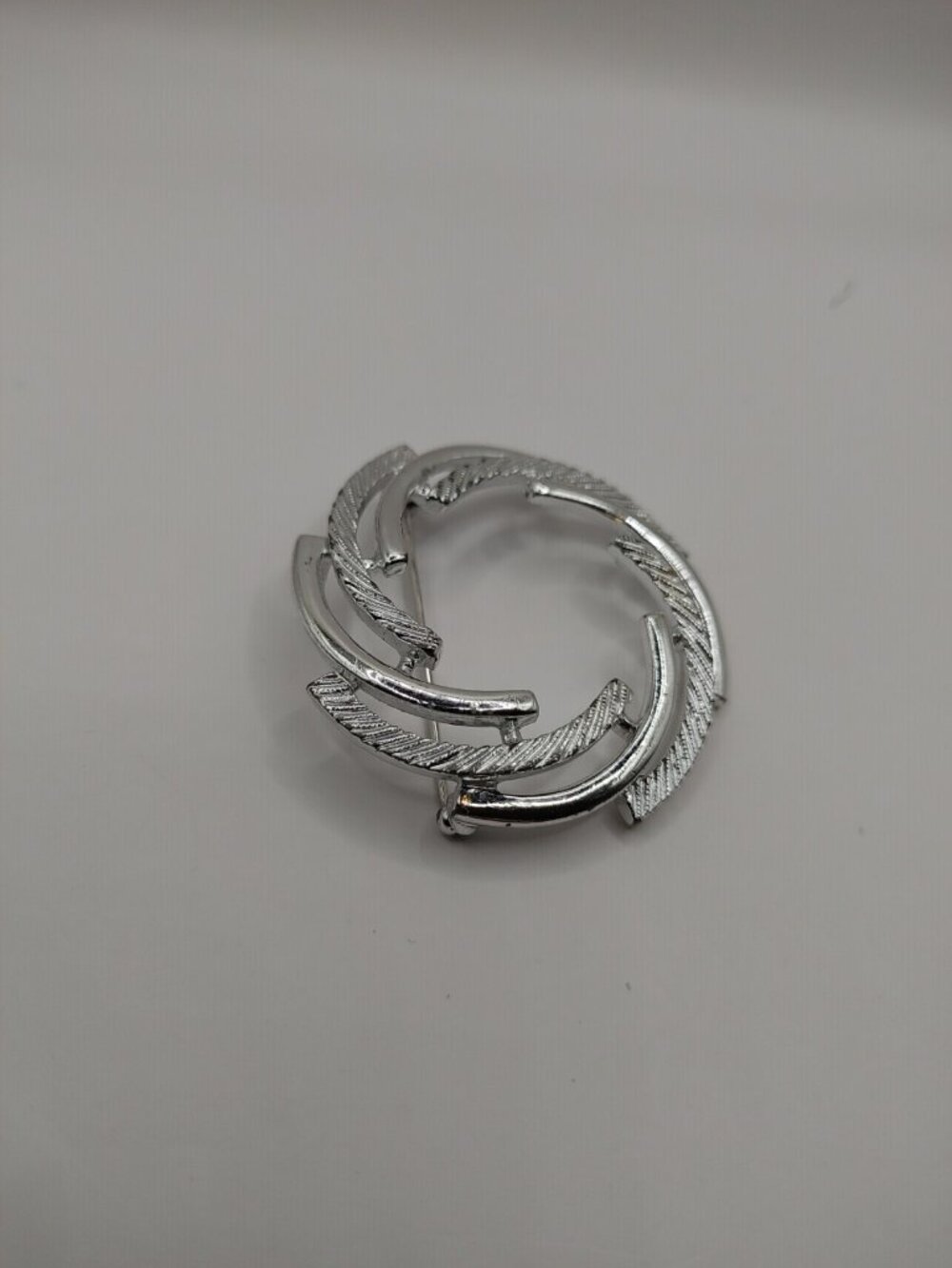 Brooch/pin  Signed Sarah Coventry Silver Tone Swirl Circle